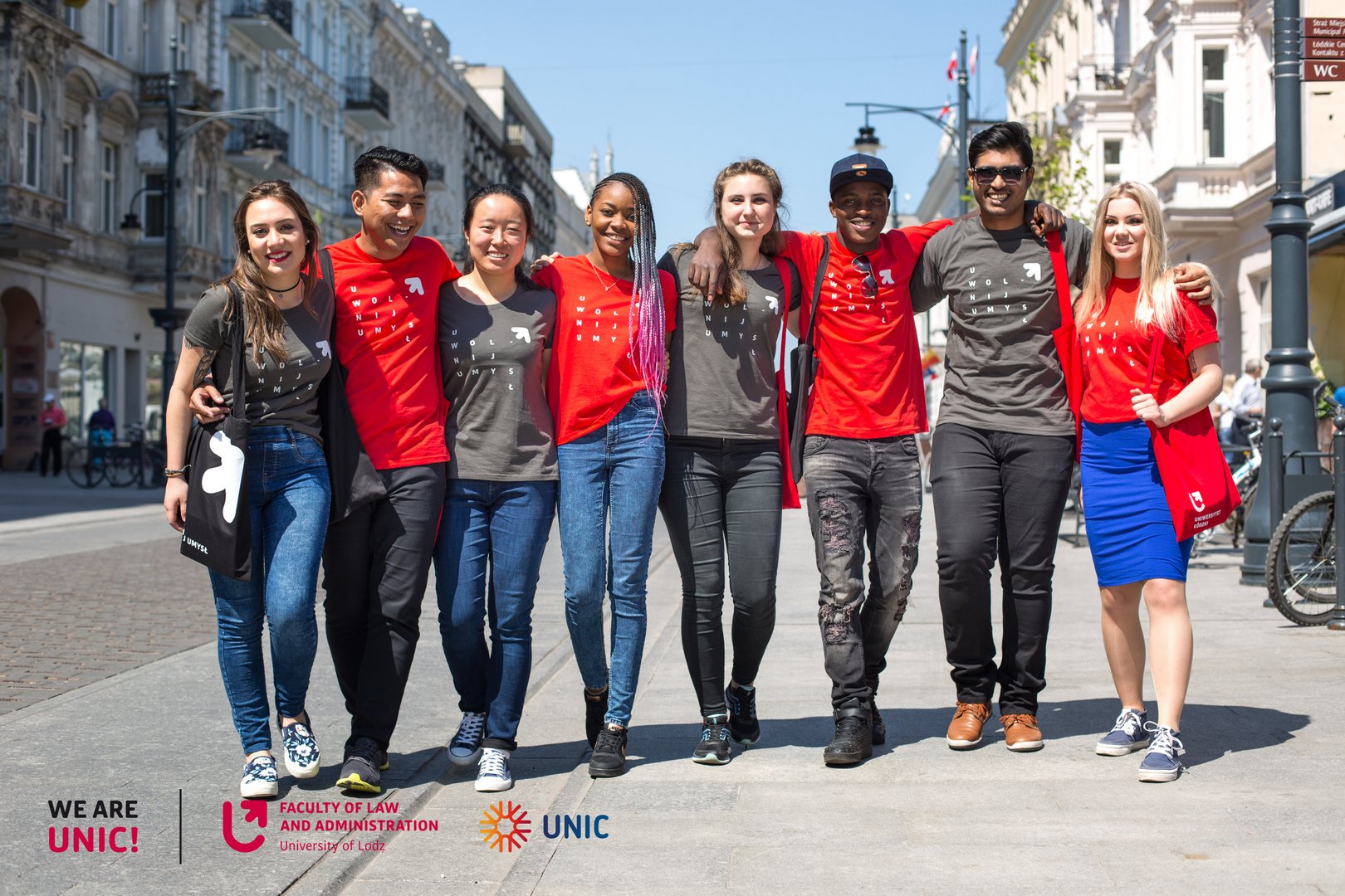 Zdjęcie uśmiechniętych ludzi, logo UNIC