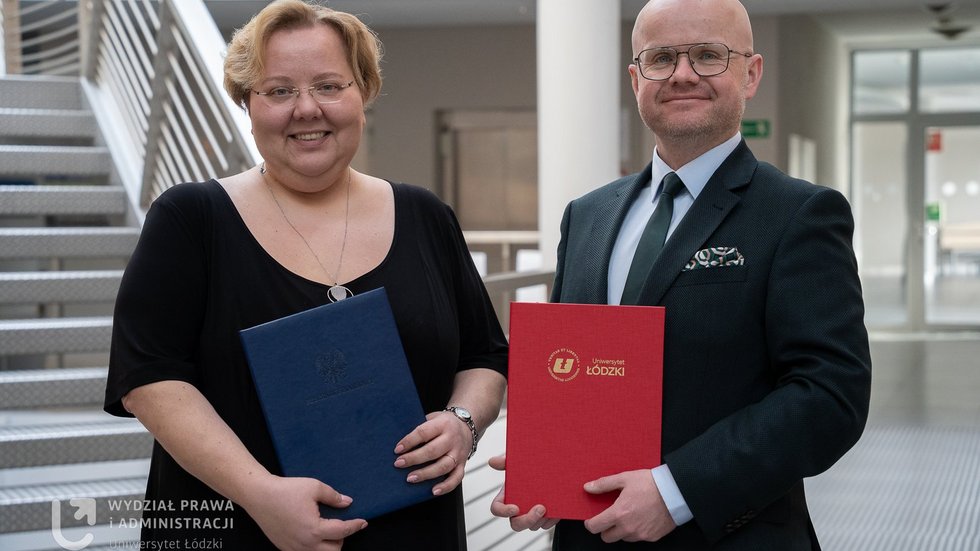 Kobieta w eleganckiej sukience i mężczyzna w garniturze.