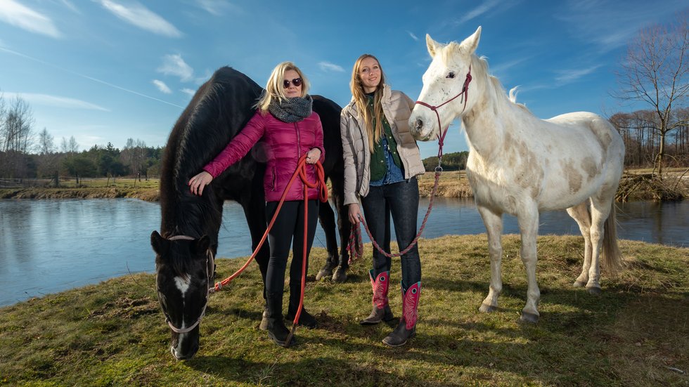 fot. Maciej Andrzejewski, Centrum Promocji UŁ zdjęcie przedstawiające Kingę Rucką i Monikę Talarowską pozujące z dwoma koniami