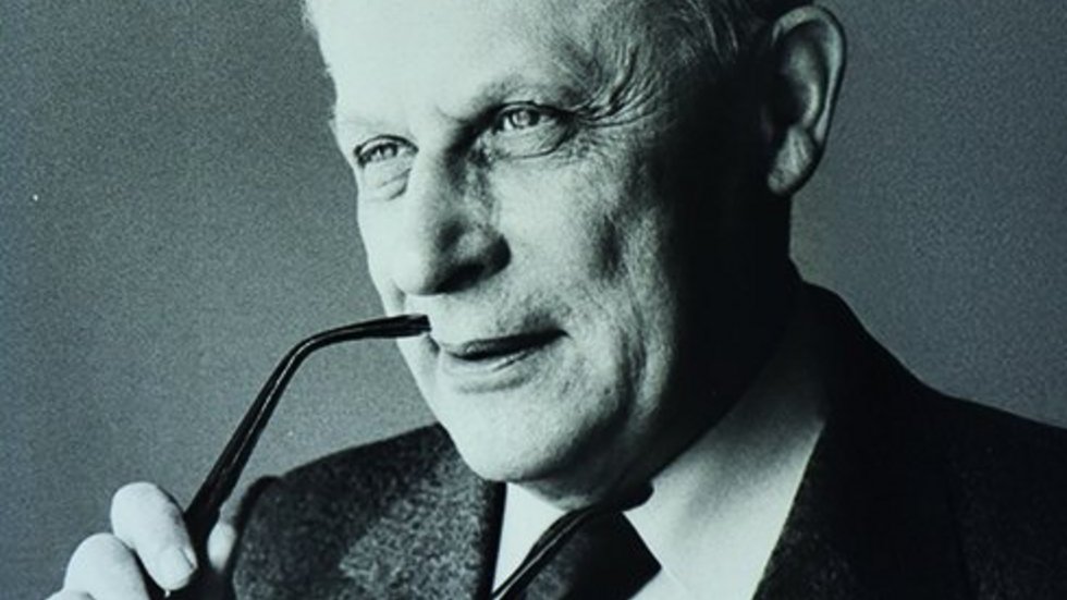 Spotkanei z Senatorem Kwiatkowskim Starszy mężczyzna trzymający okulary